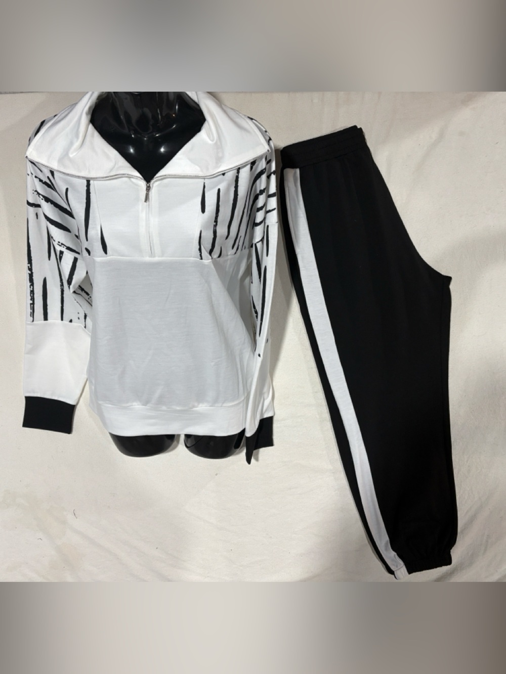 NWT Exclusive Hearts Half Zip Pullover Sweatshirt and Sweatpants Set Size L